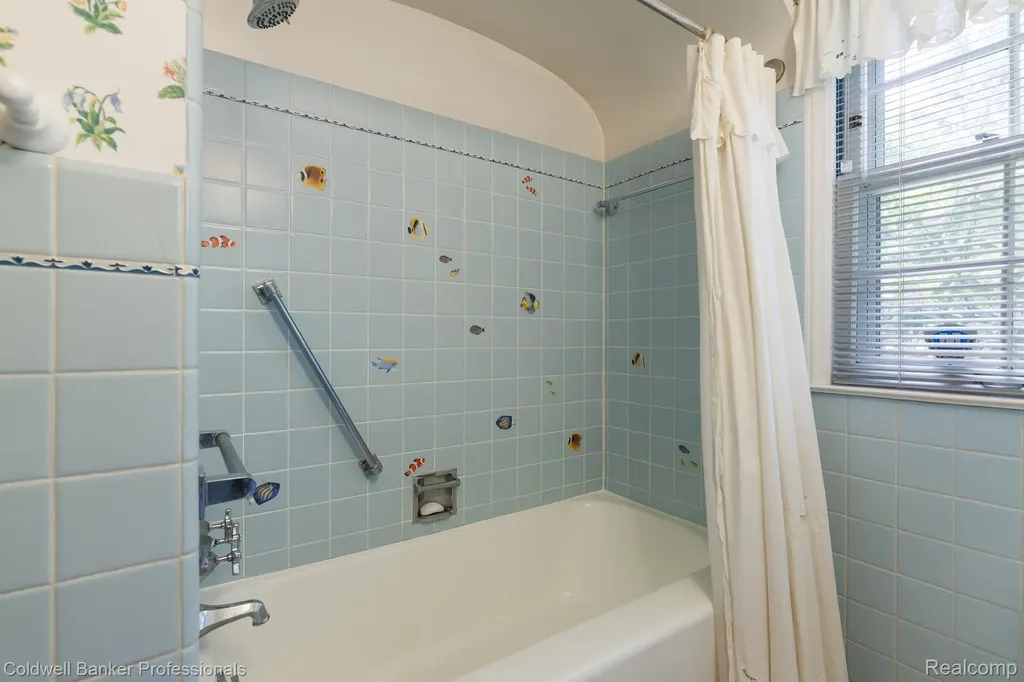 1018 Harvard Road Grosse Pointe Park City MI 48230