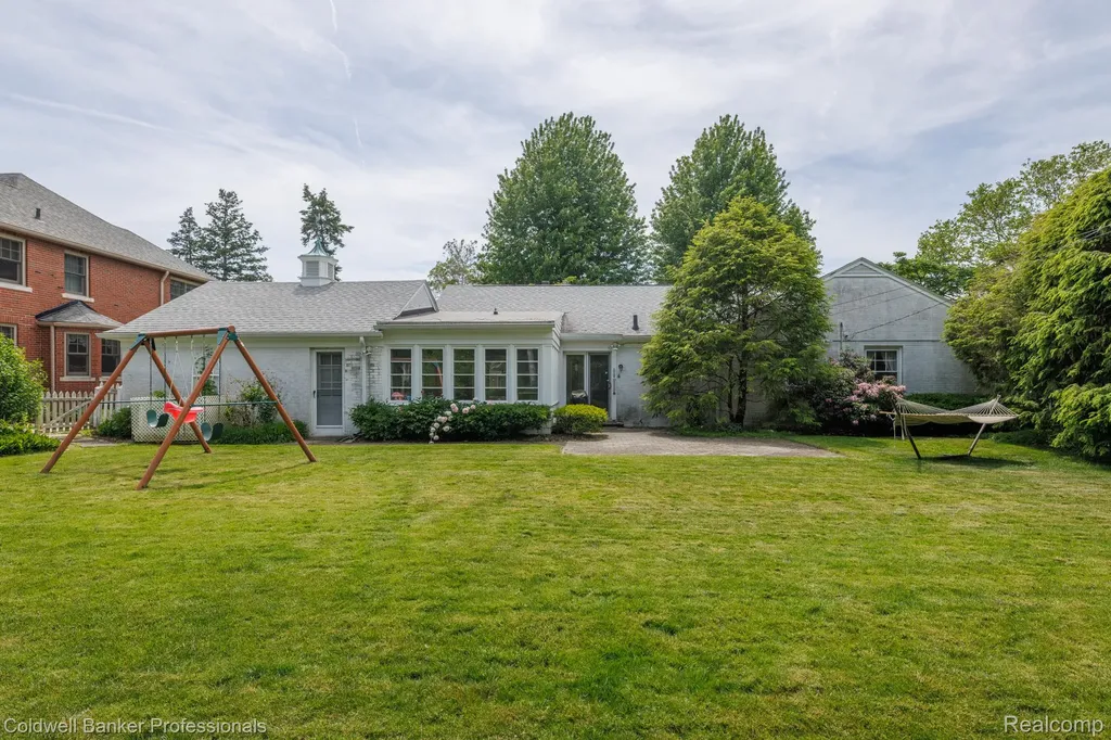 1018 Harvard Road Grosse Pointe Park City MI 48230