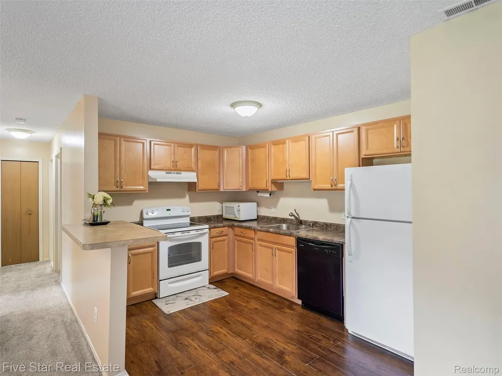 15012 Island Drive Sterling Heights City MI 48313