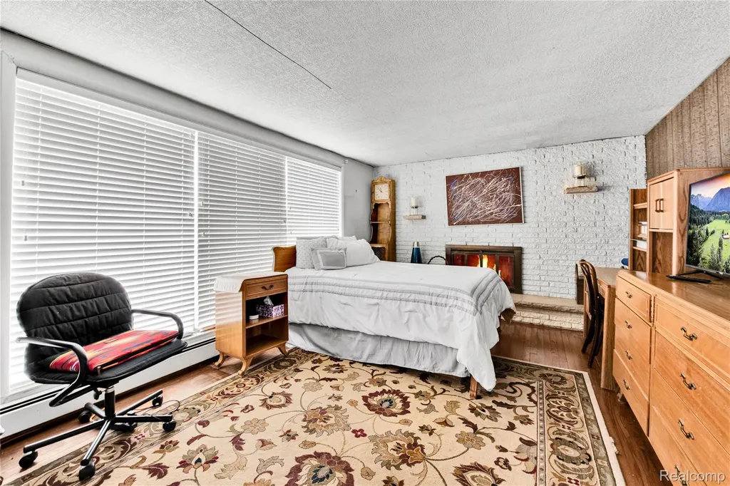 2952 Prynne Street Keego Harbor City MI 48320