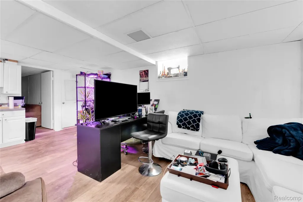 2952 Prynne Street Keego Harbor City MI 48320