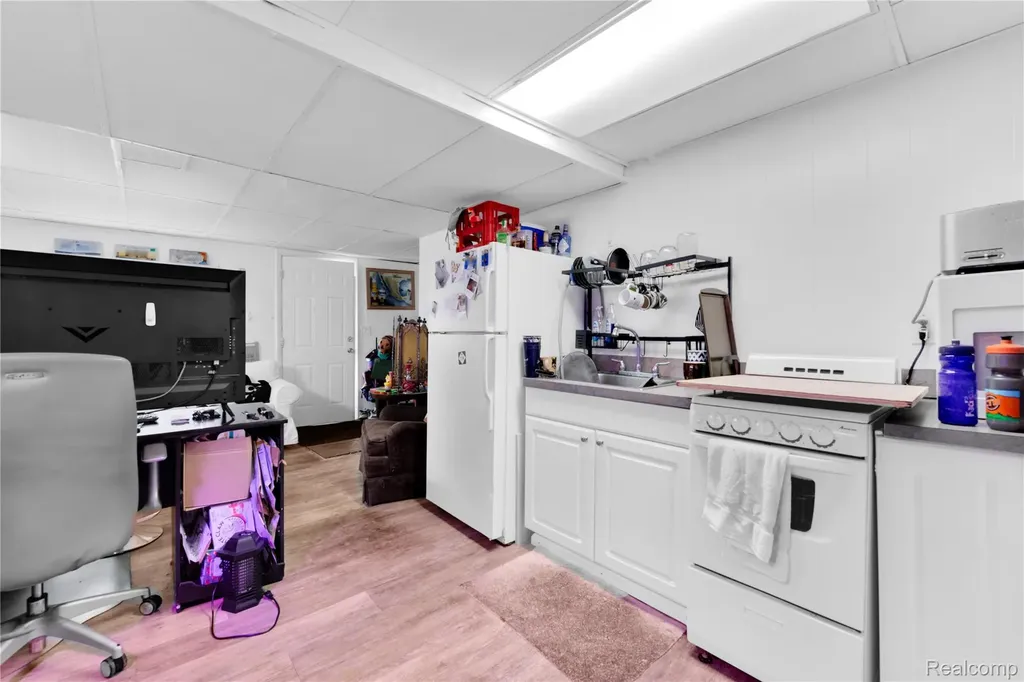 2952 Prynne Street Keego Harbor City MI 48320