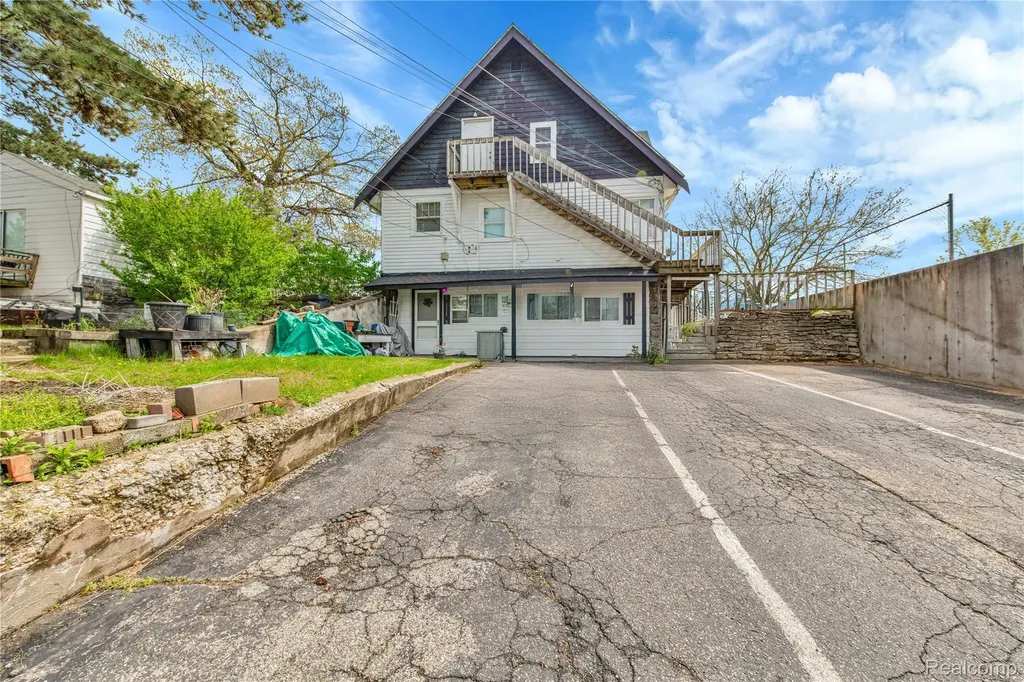 2952 Prynne Street Keego Harbor City MI 48320