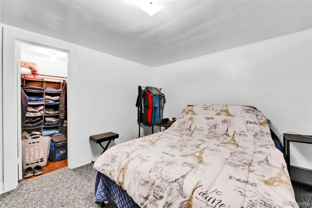 2952 Prynne Street Keego Harbor City MI 48320