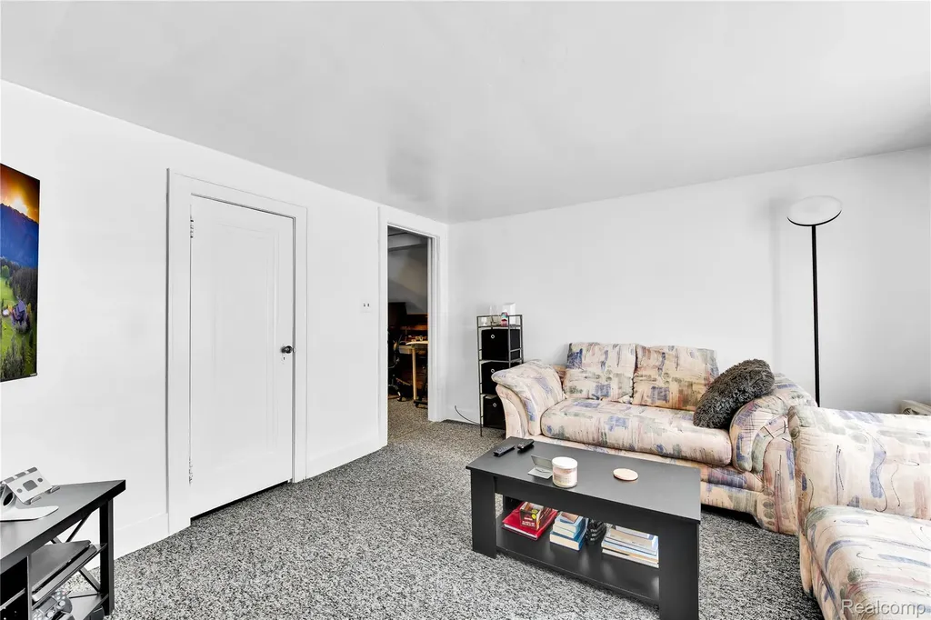 2952 Prynne Street Keego Harbor City MI 48320
