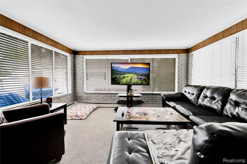 2952 Prynne Street Keego Harbor City MI 48320