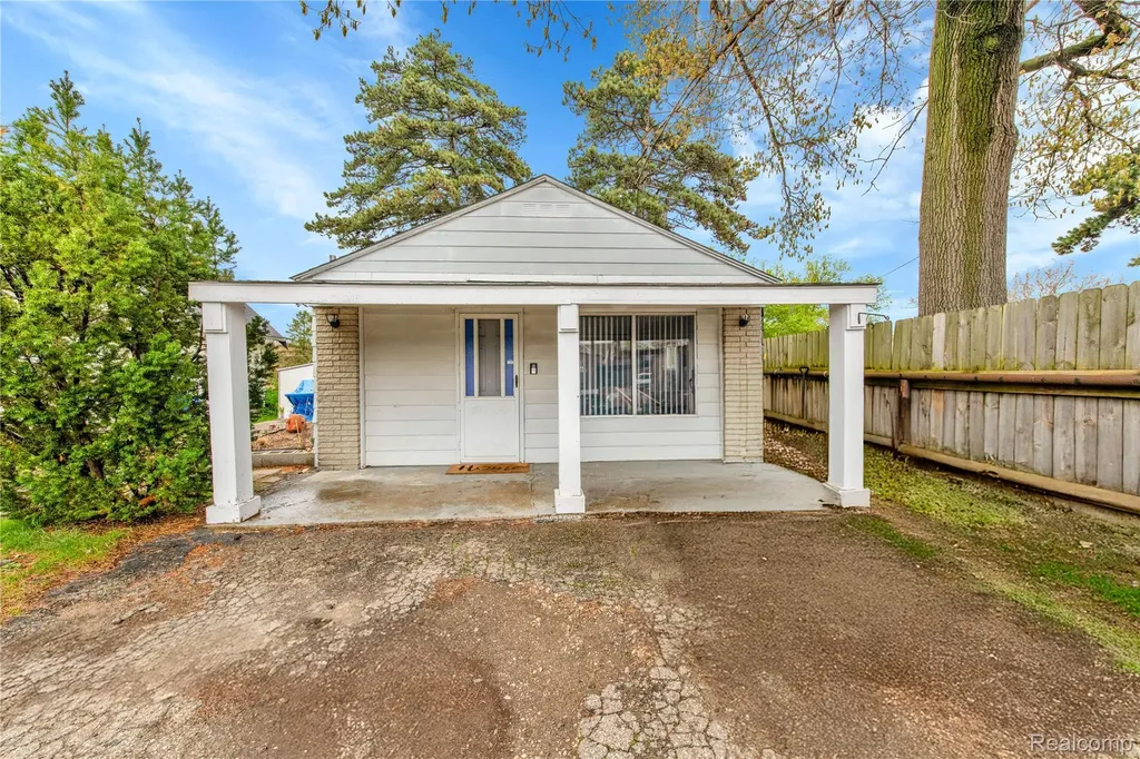 2952 Prynne Street Keego Harbor City MI 48320
