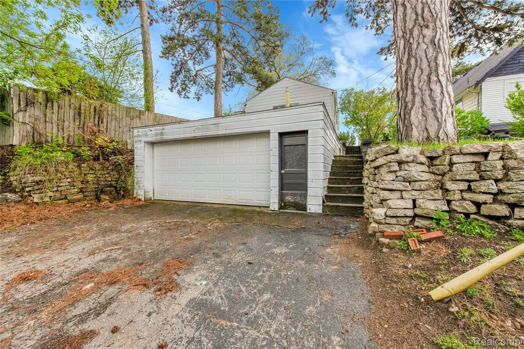 2952 Prynne Street Keego Harbor City MI 48320