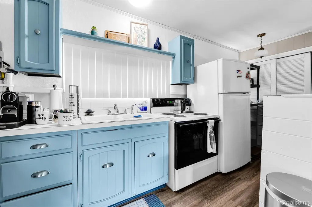 2952 Prynne Street Keego Harbor City MI 48320