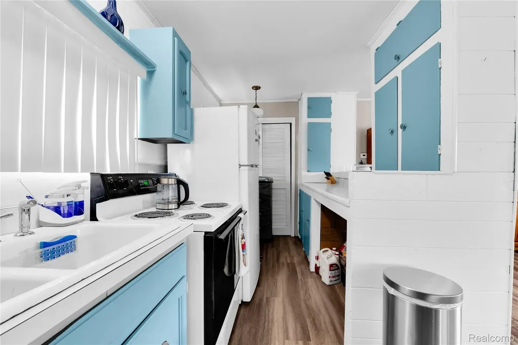 2952 Prynne Street Keego Harbor City MI 48320