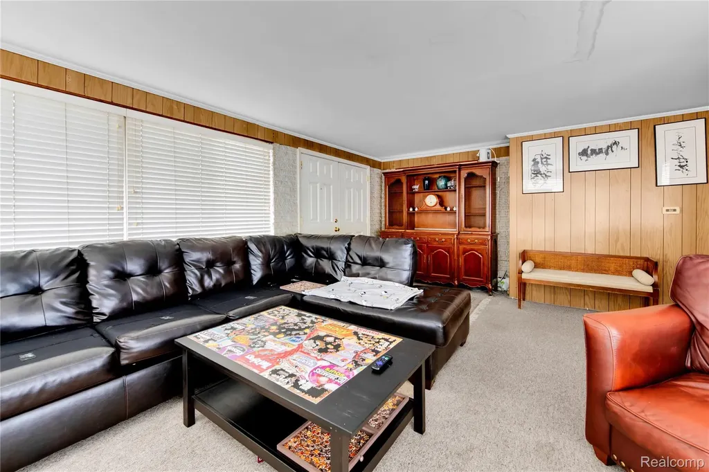 2952 Prynne Street Keego Harbor City MI 48320