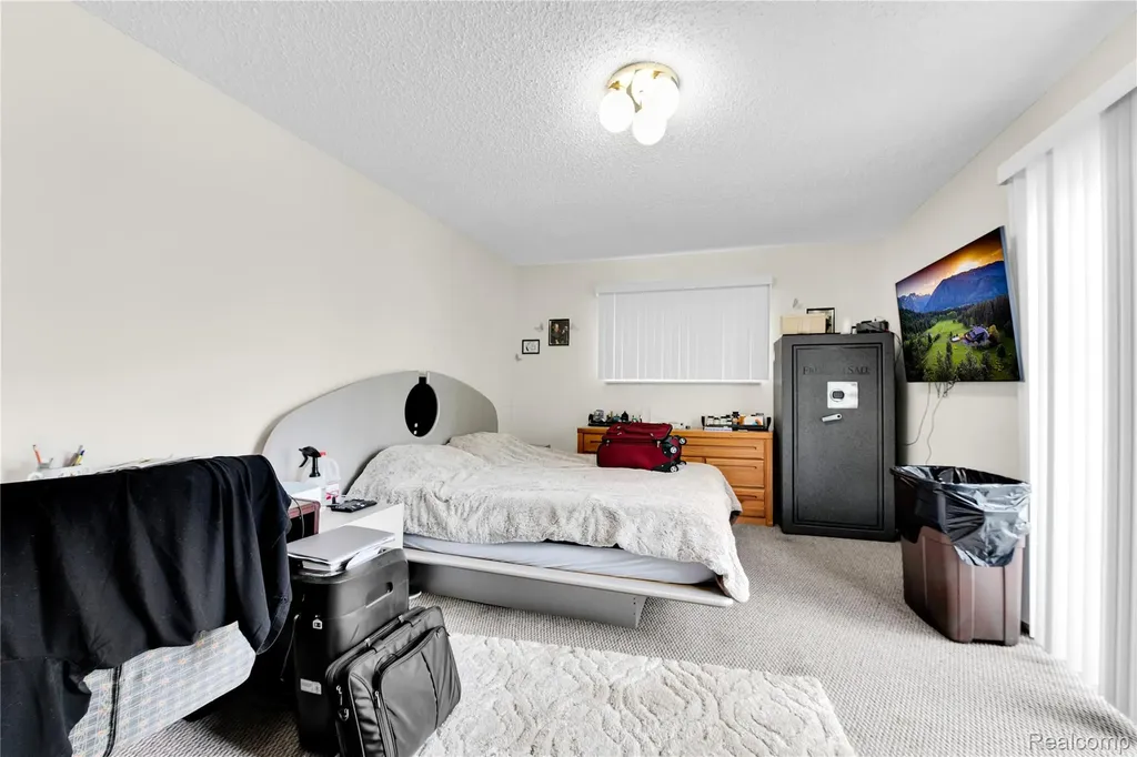 2952 Prynne Street Keego Harbor City MI 48320