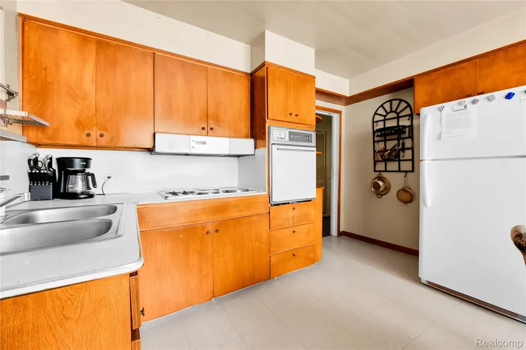 2952 Prynne Street Keego Harbor City MI 48320
