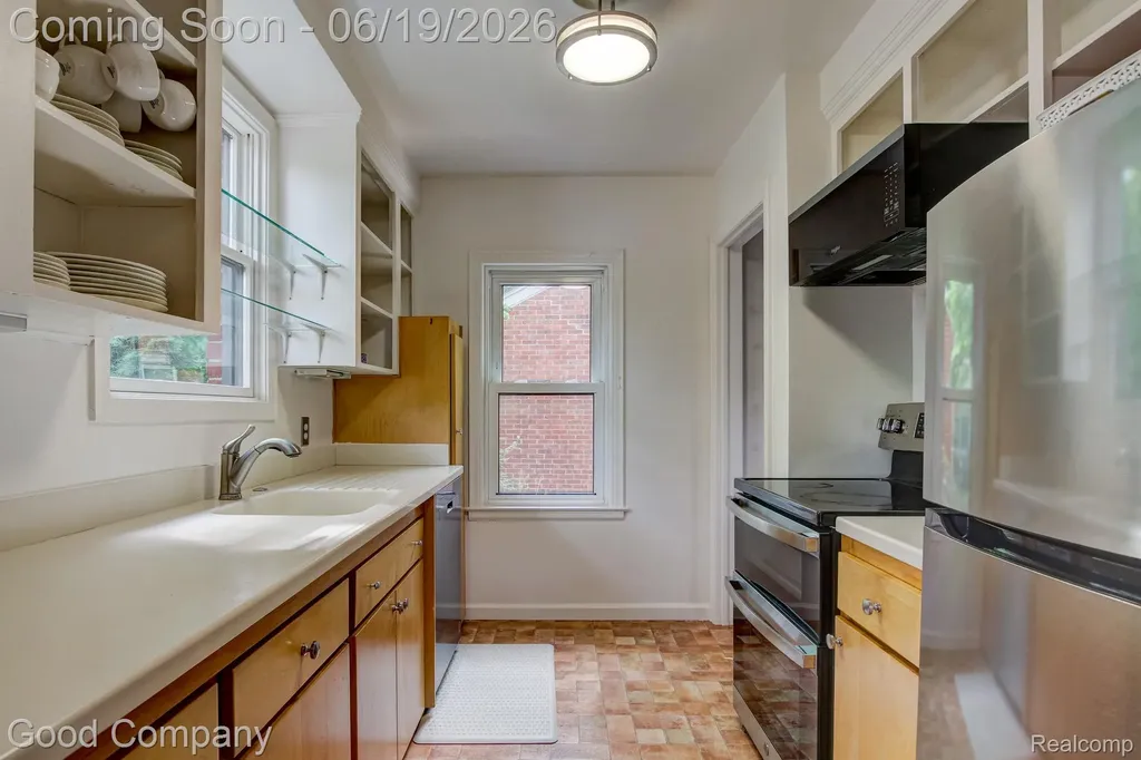 4246 Elmwood Avenue Royal Oak City MI 48073