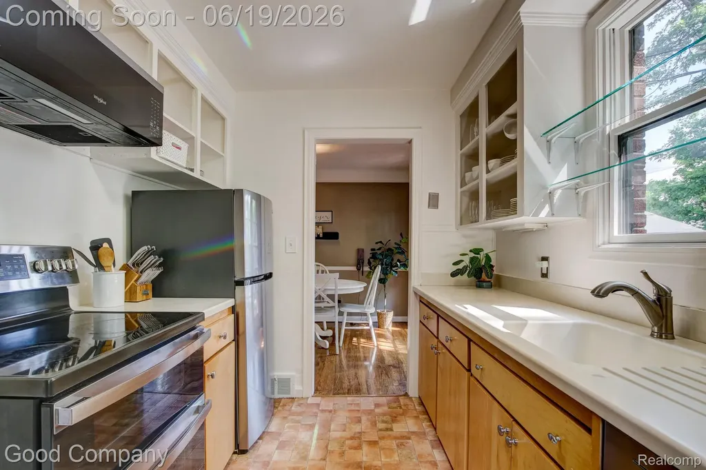 4246 Elmwood Avenue Royal Oak City MI 48073