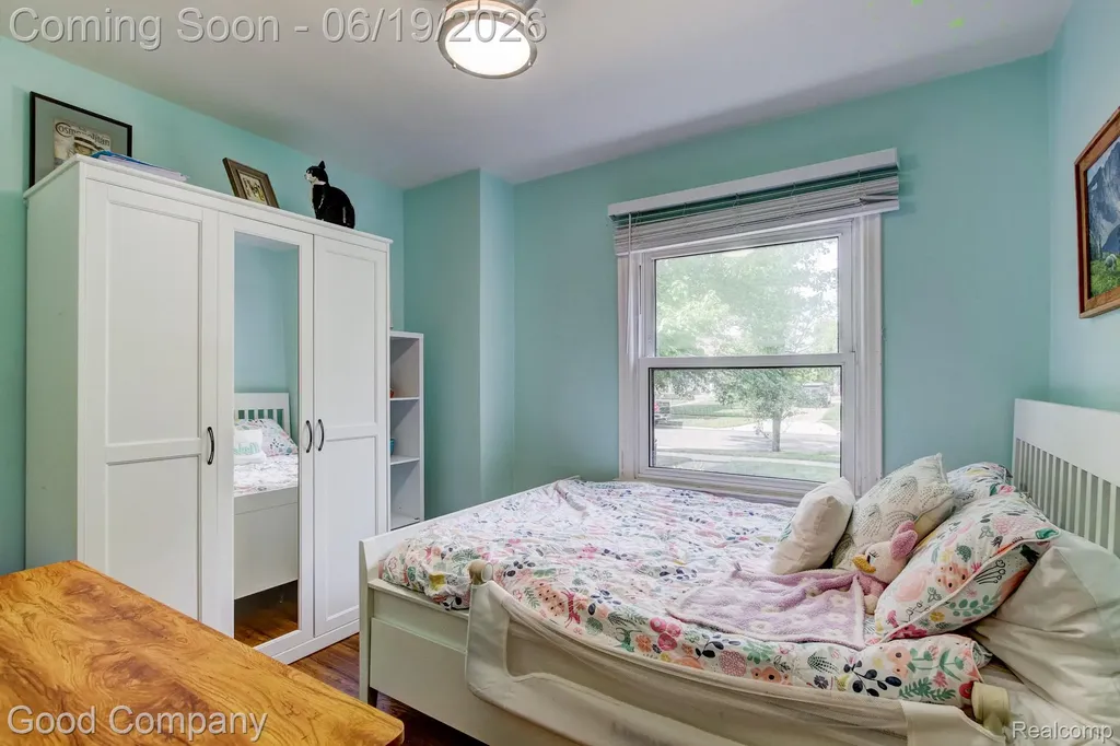 4246 Elmwood Avenue Royal Oak City MI 48073