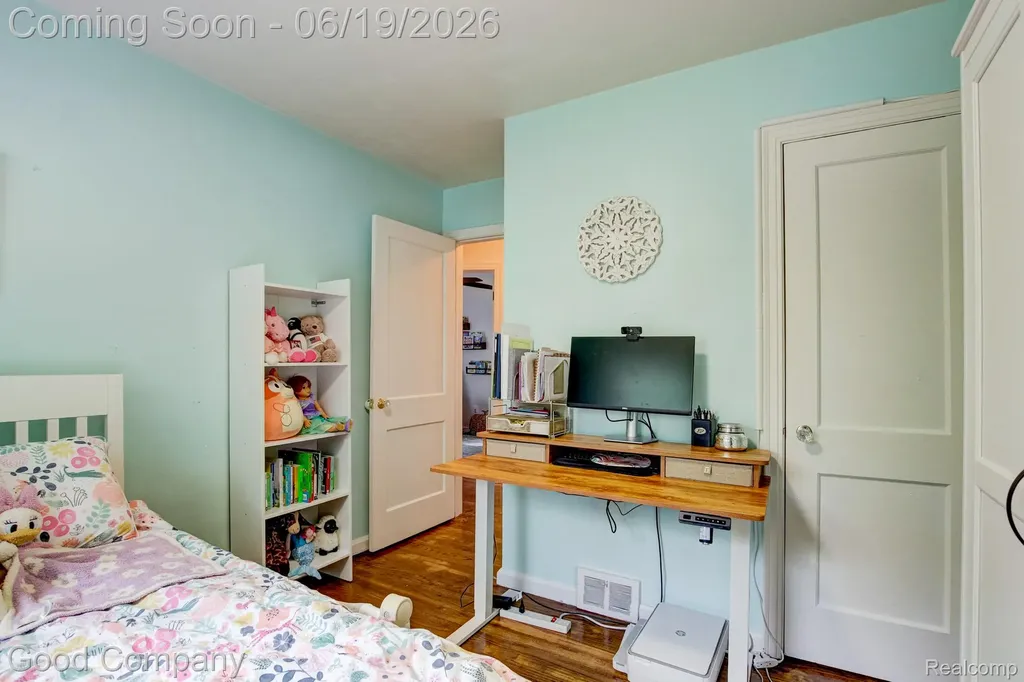 4246 Elmwood Avenue Royal Oak City MI 48073