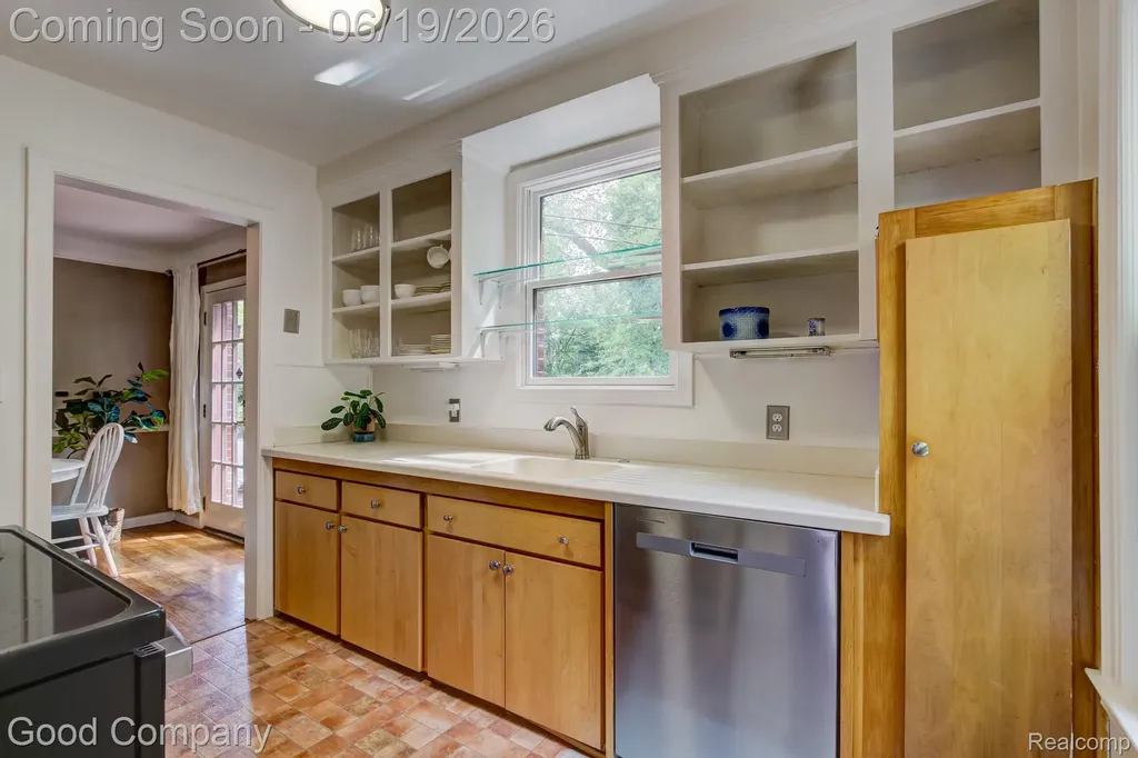 4246 Elmwood Avenue Royal Oak City MI 48073