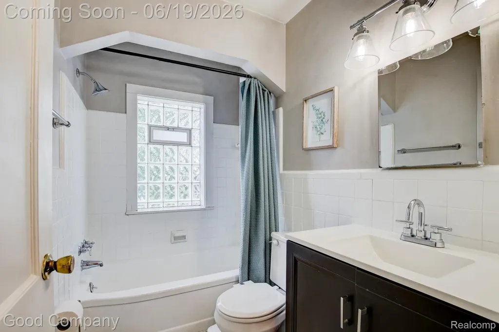 4246 Elmwood Avenue Royal Oak City MI 48073