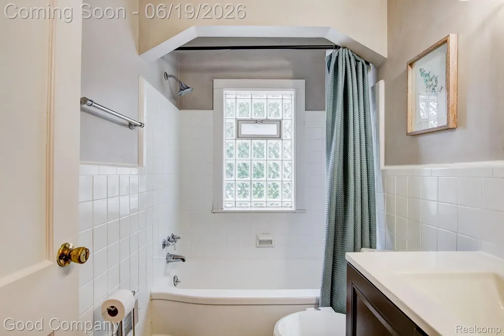4246 Elmwood Avenue Royal Oak City MI 48073