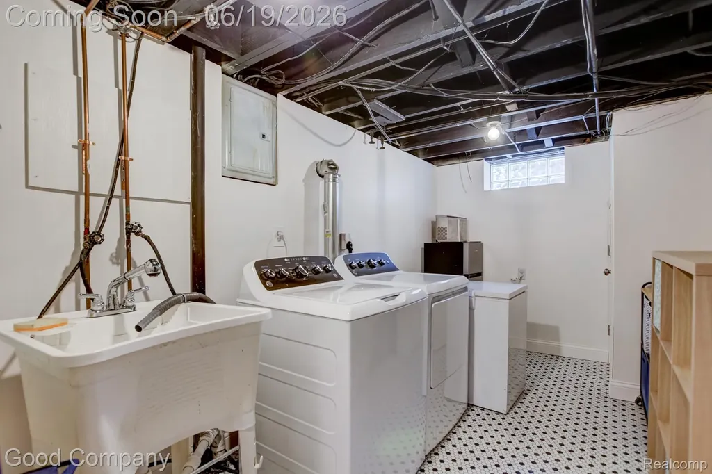 4246 Elmwood Avenue Royal Oak City MI 48073