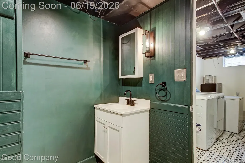 4246 Elmwood Avenue Royal Oak City MI 48073