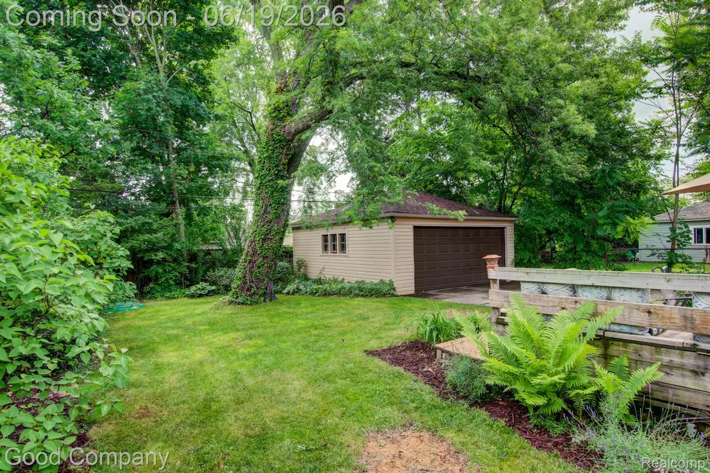 4246 Elmwood Avenue Royal Oak City MI 48073