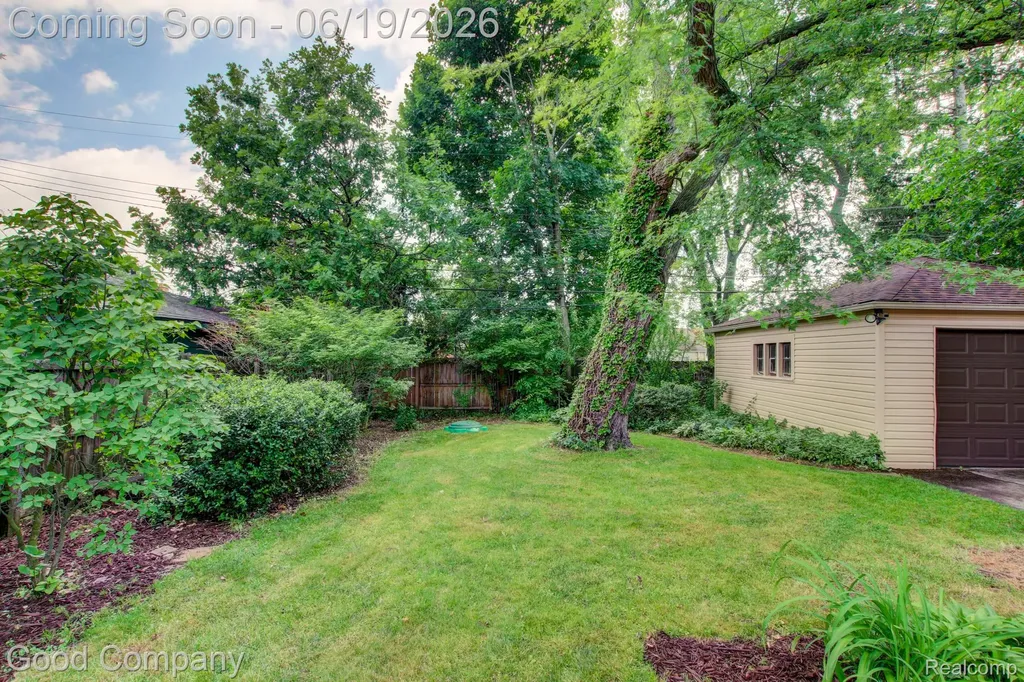 4246 Elmwood Avenue Royal Oak City MI 48073