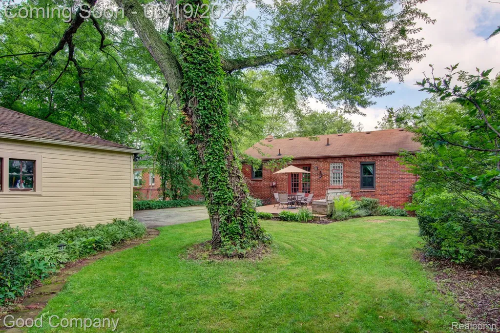 4246 Elmwood Avenue Royal Oak City MI 48073