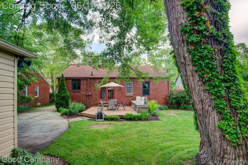 4246 Elmwood Avenue Royal Oak City MI 48073