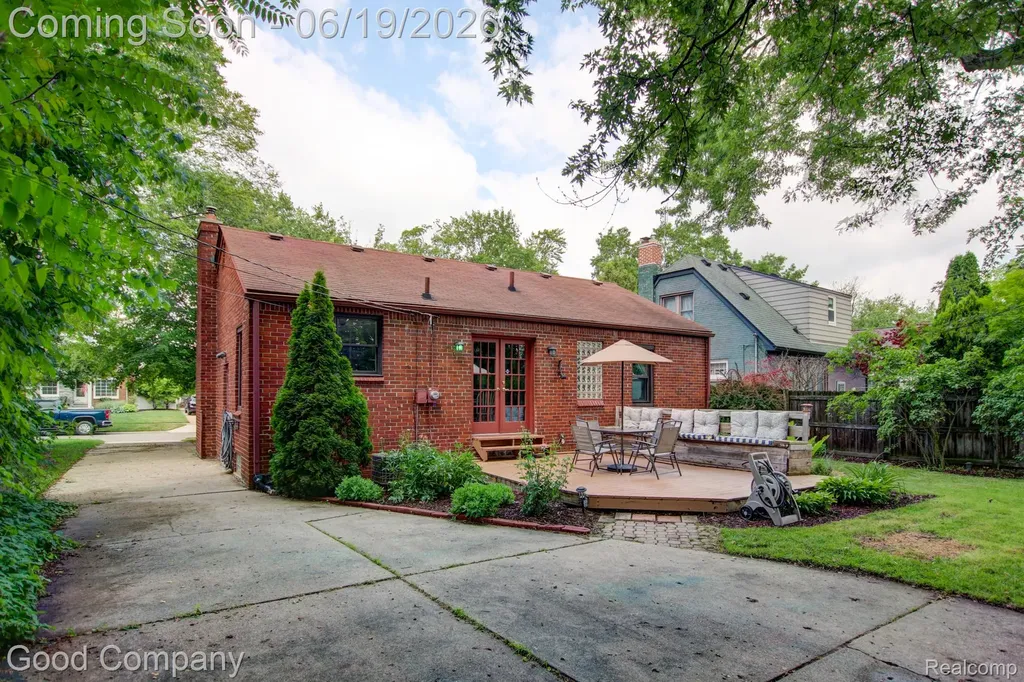 4246 Elmwood Avenue Royal Oak City MI 48073