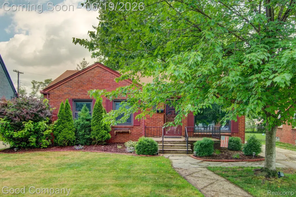 4246 Elmwood Avenue Royal Oak City MI 48073