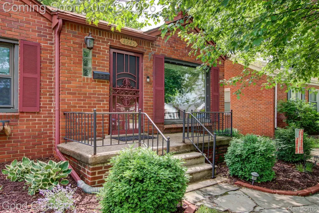 4246 Elmwood Avenue Royal Oak City MI 48073