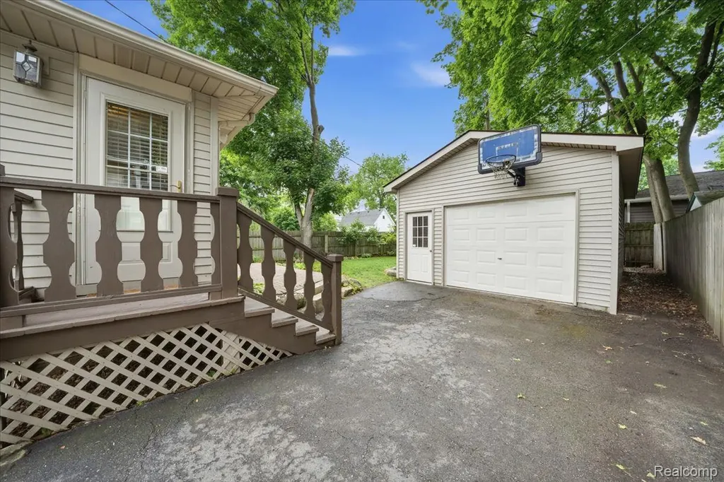 154 East Street Oxford Village MI 48371