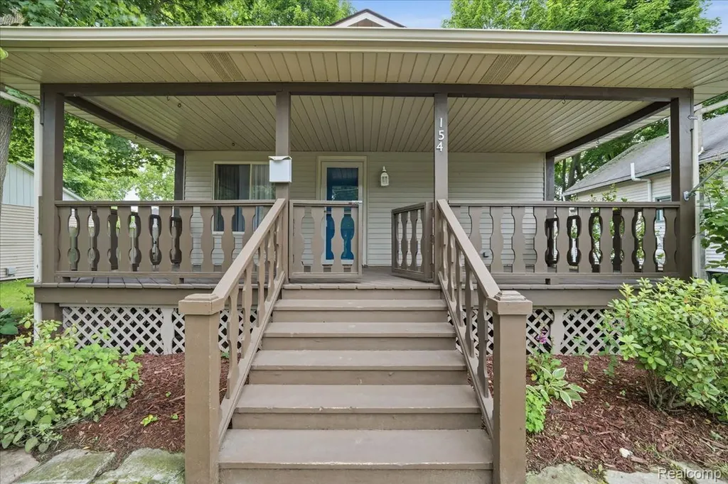 154 East Street Oxford Village MI 48371