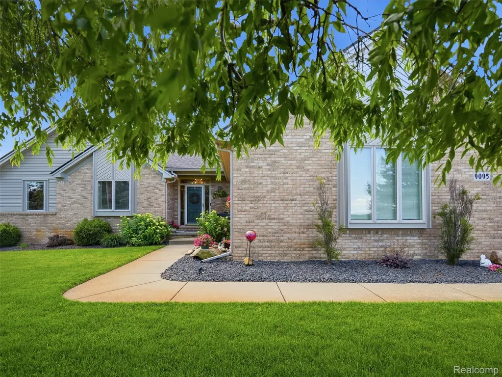 9095 Rotondo Drive Hartland Township MI 48855