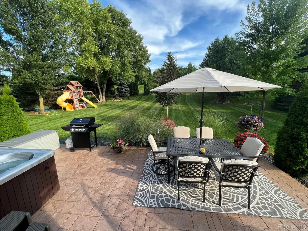 9095 Rotondo Drive Hartland Township MI 48855