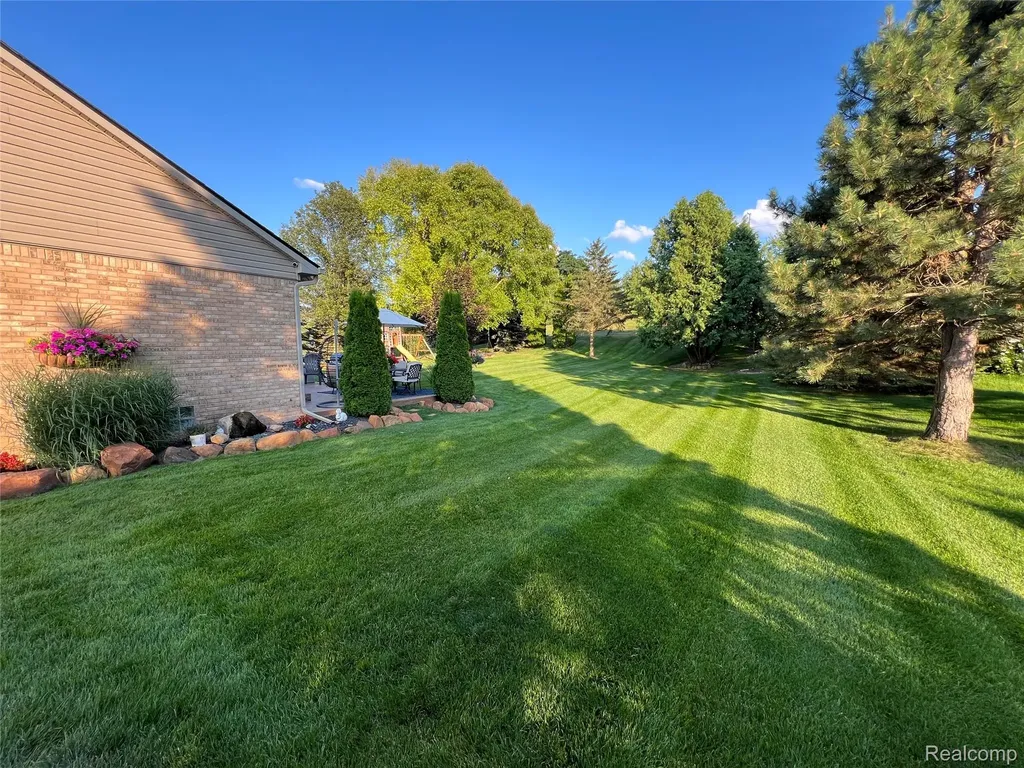 9095 Rotondo Drive Hartland Township MI 48855
