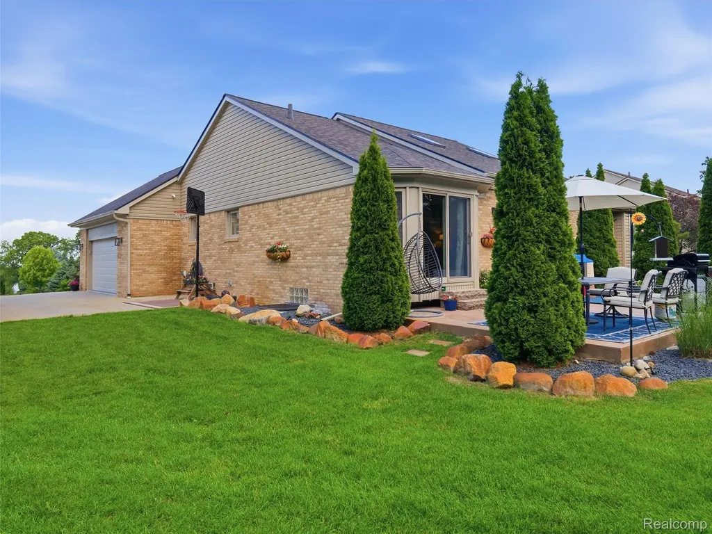 9095 Rotondo Drive Hartland Township MI 48855