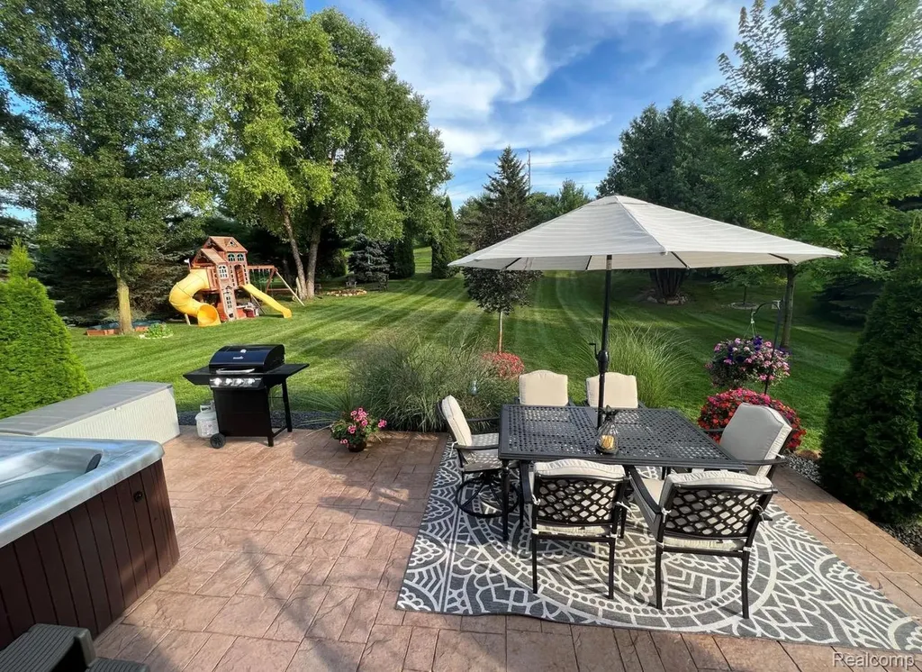9095 Rotondo Drive Hartland Township MI 48855