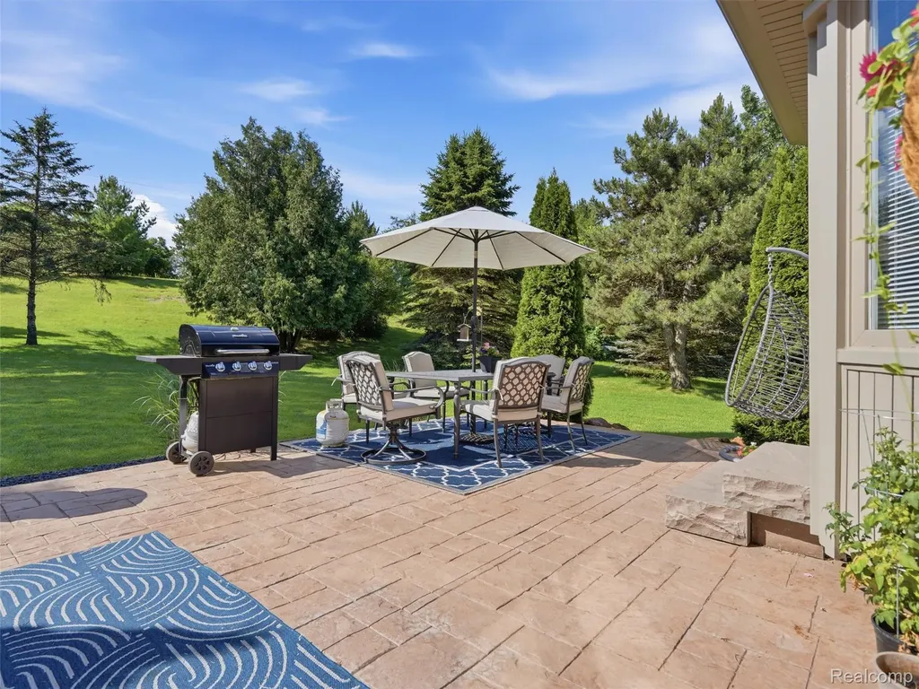 9095 Rotondo Drive Hartland Township MI 48855