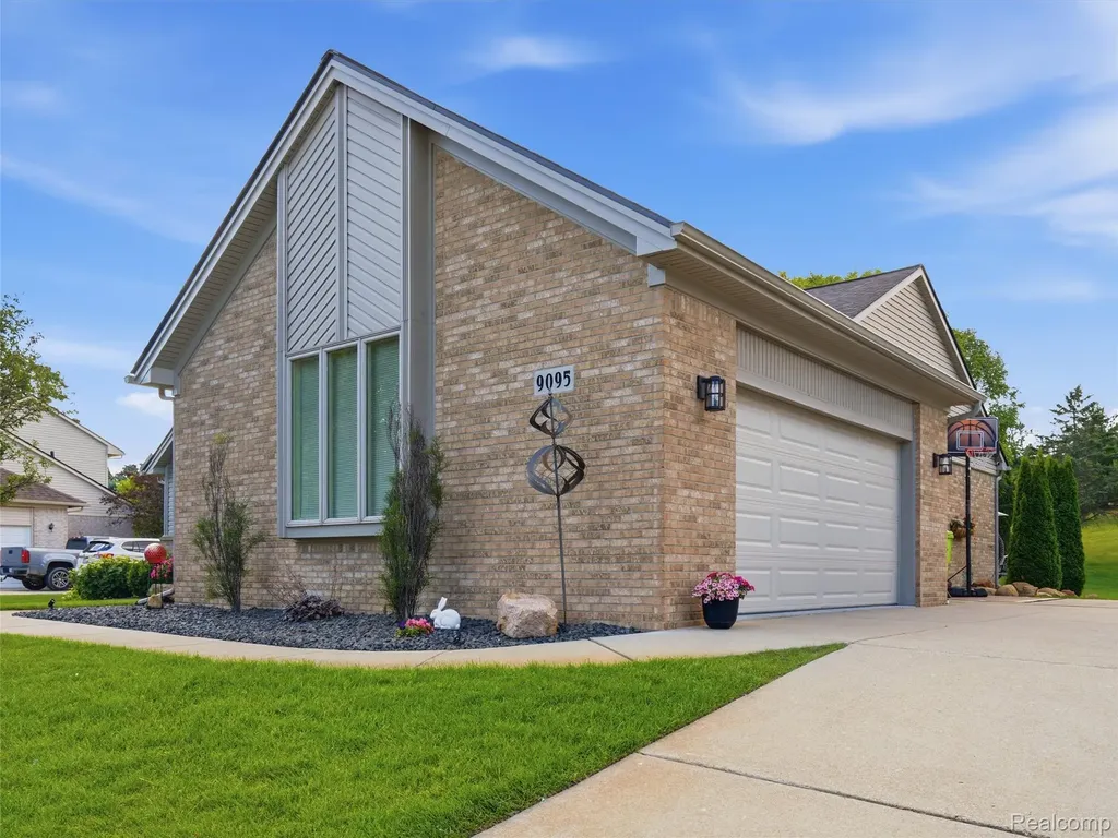 9095 Rotondo Drive Hartland Township MI 48855