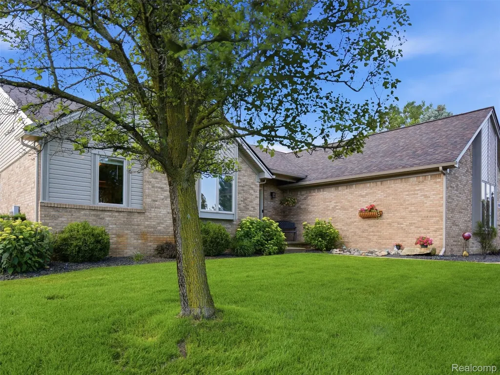 9095 Rotondo Drive Hartland Township MI 48855