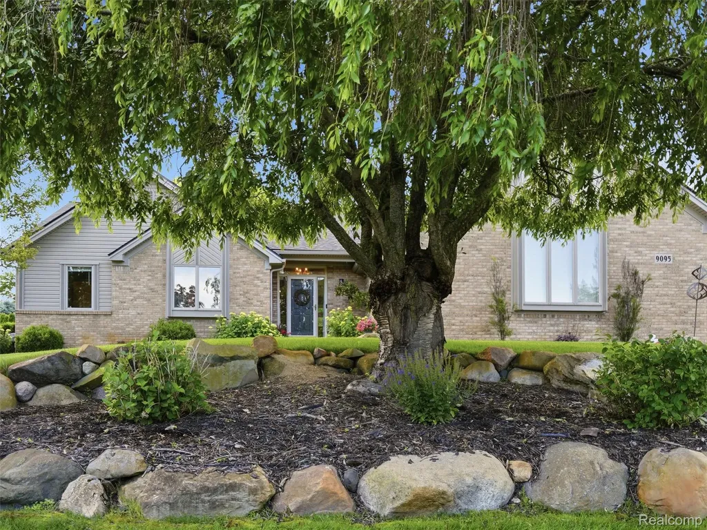 9095 Rotondo Drive Hartland Township MI 48855