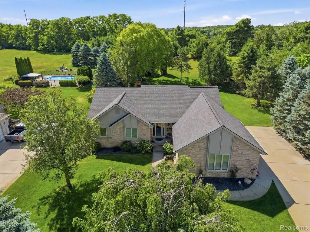 9095 Rotondo Drive Hartland Township MI 48855