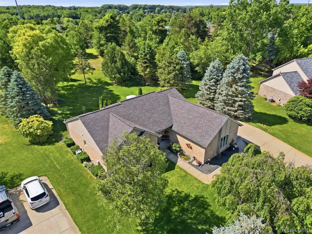 9095 Rotondo Drive Hartland Township MI 48855