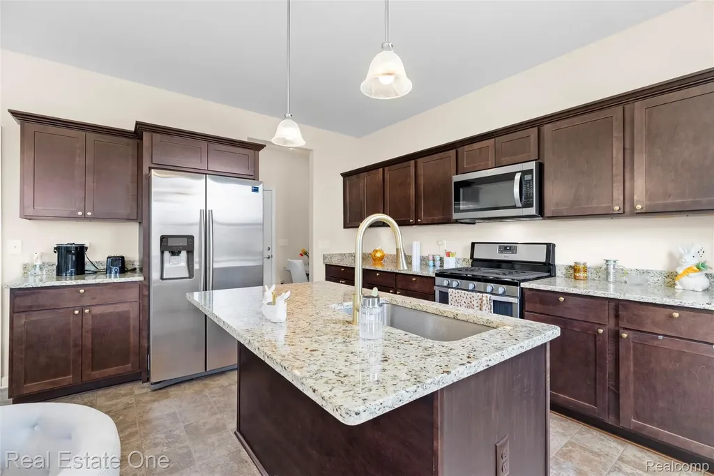 36950 Everett Drive Westland City MI 48185