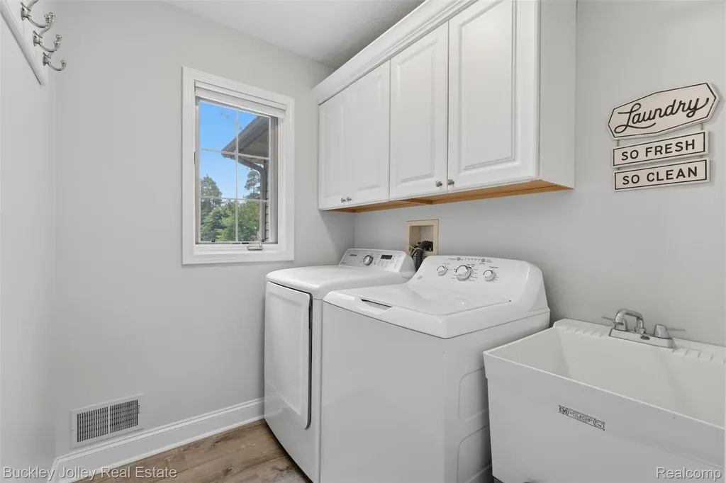 7829 Hillside Lakes Drive Hamburg Township MI 48116