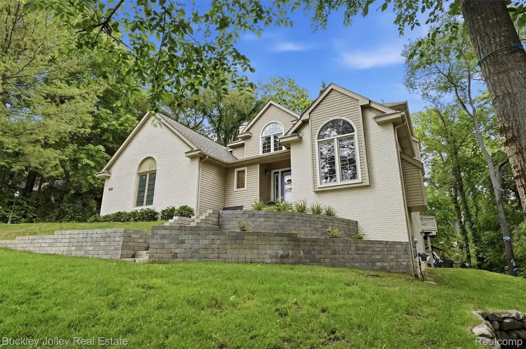 7829 Hillside Lakes Drive Hamburg Township MI 48116