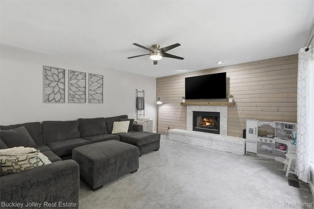 7829 Hillside Lakes Drive Hamburg Township MI 48116